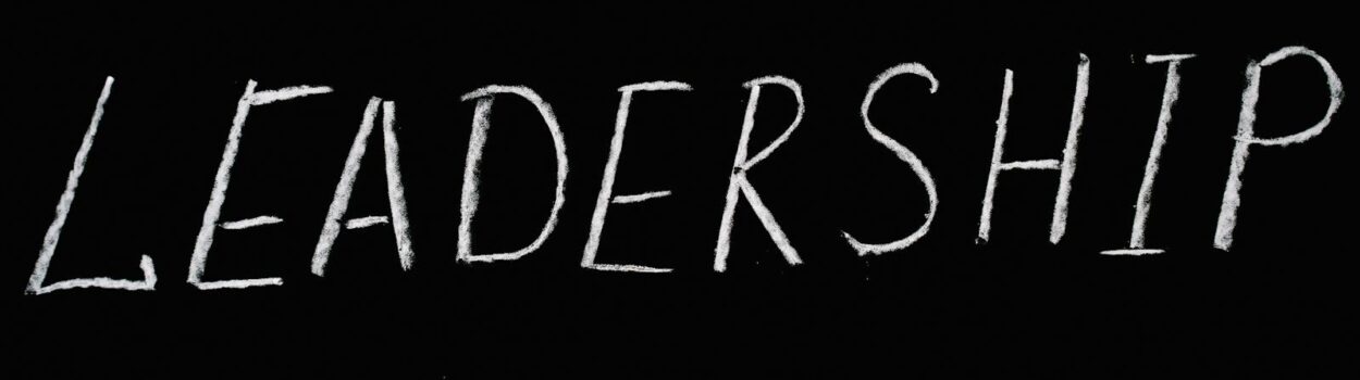 Texte à la craie épelant « Leadership » sur un tableau noir, symbolisant l'orientation et l'autorité.