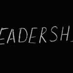 Texte à la craie épelant « Leadership » sur un tableau noir, symbolisant l'orientation et l'autorité.